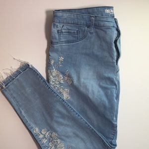 Light wash Lace Appliqué skinny jean